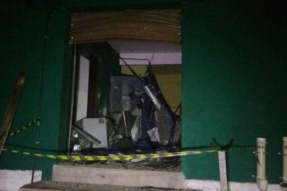 Assaltantes fazem refém e explodem caixa eletrônico em Cerro Grande do Sul