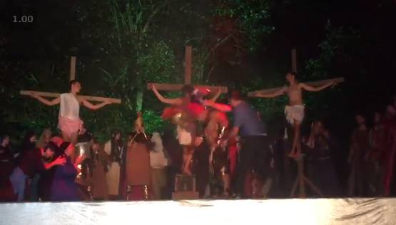Homem invade palco e dá golpes de capacete para salvar Jesus em Paixão de Cristo em Nova Hartz