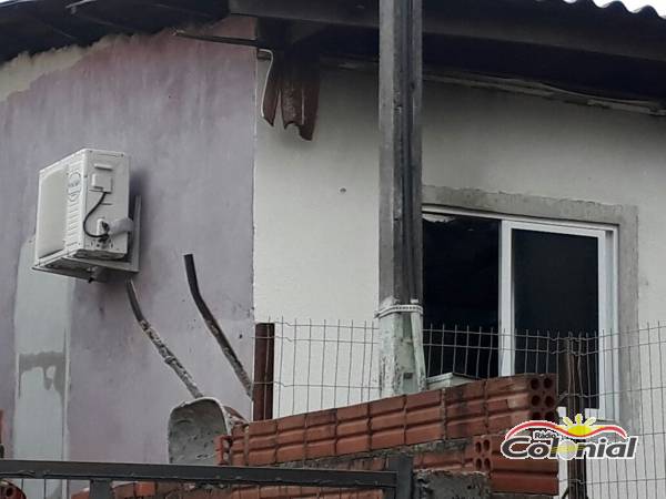 Bombeiros combatem incêndio em residência no Loteamento Dona Oliva, em Três de Maio