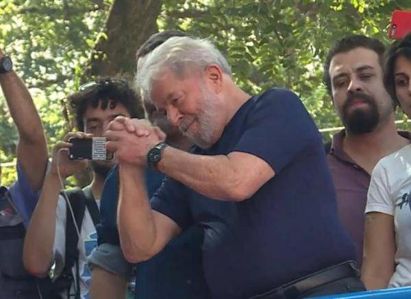 Em discurso Lula confirma que vai se apresentar a Polícia Federal