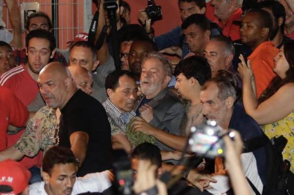Lula se entrega à Polícia Federal