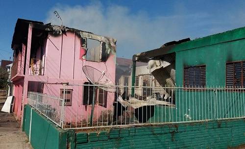 Incêndio de grandes proporções destruiu conjunto de casas que abrigada 18 pessoas em Cerro Largo
