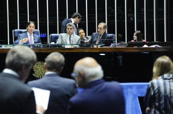 Senado aprova proposta que permite saque do FGTS a quem pede demissão