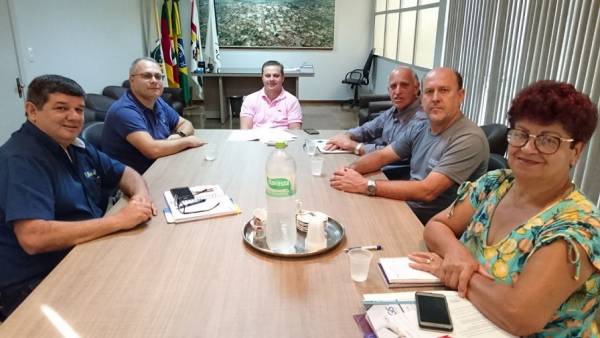 Câmara e Prefeitura discutem estacionamento rotativo com empresários