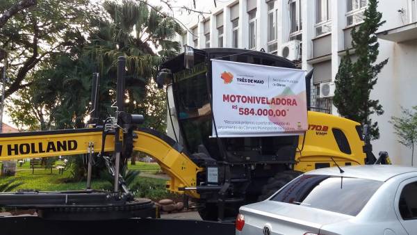 Prefeitura explica que nova motoniveladora está sem seguro