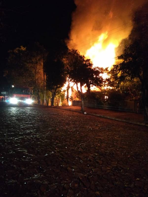 Casa desabitada é destruída por incêndio em Horizontina 