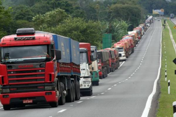 Caminhoneiros planejam paralisação a partir de segunda-feira