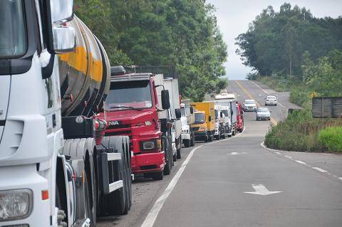 Caminhoneiros gaúchos decidem nesta segunda se aderem a greve da categoria