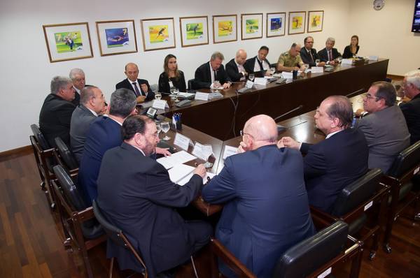 Reunião com caminhoneiros termina sem acordo e greve continua