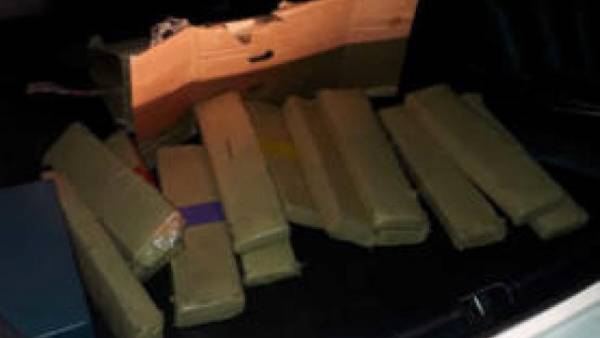 Depois de bater contra viatura da Brigada Militar homem abandona caminhonete com drogas, em Ijuí