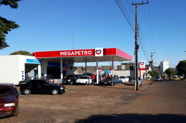Motoristas fazem filas em postos de combustíveis