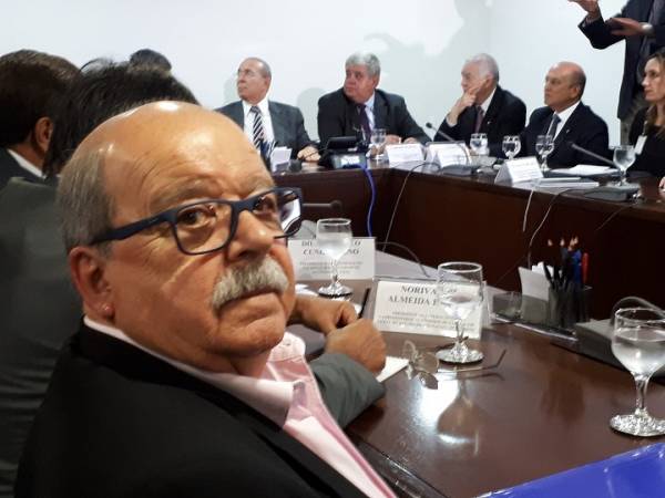 Caminhoneiros pedem isenção total de tributos para encerrar greve