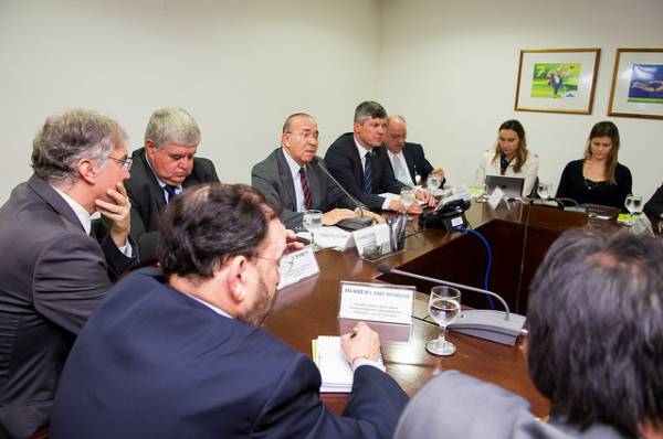 Governo e caminhoneiros chegam a acordo para suspender paralisação por 15 dias