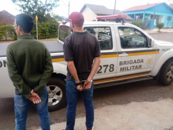 Brigada Militar prende dois elementos por tráfico de drogas, em santa Rosa