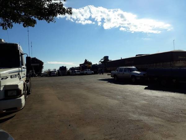 Caminhoneiros continuam parados e organizam protesto nesta tarde em Três de Maio