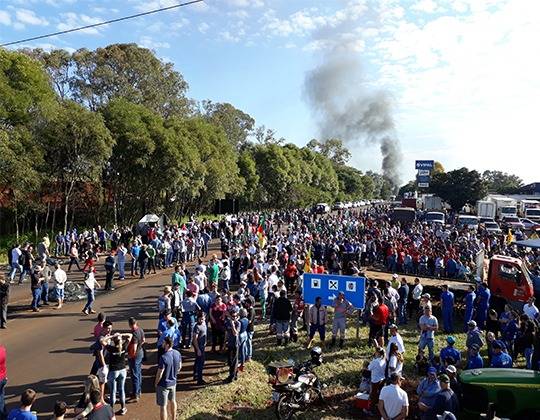 Em protesto, caminhoneiros recebem apoio popular em Três de Maio