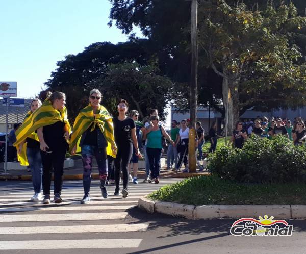 VÍDEO: grupo se reúne e faz caminhada até a concentração dos caminhoneiros