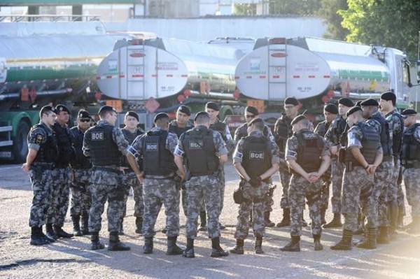 BM promete usar força caso manifestantes voltem a bloquear saída de caminhões na Refap
