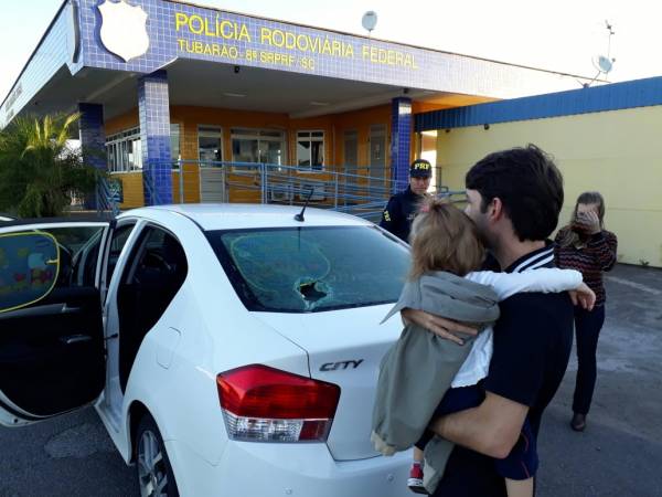 Carro com bebê é apedrejado em manifestação na BR 101 em Imbituba