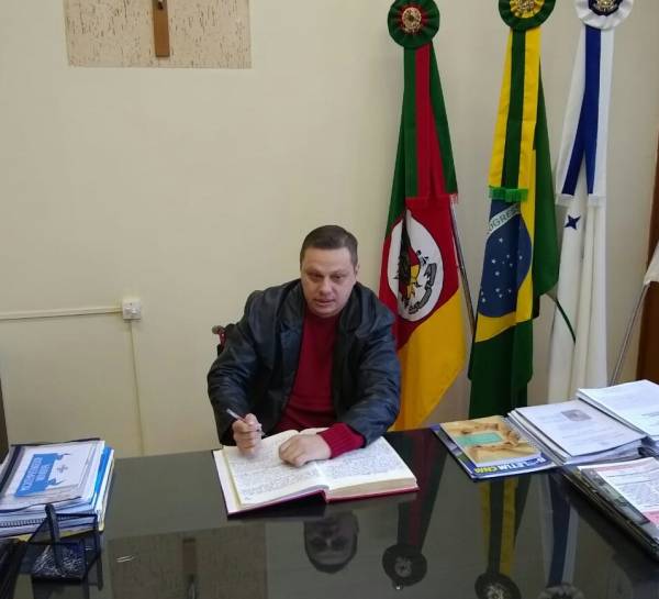 Copatti e Eliane viajam e Flávio Pagel assume prefeitura 