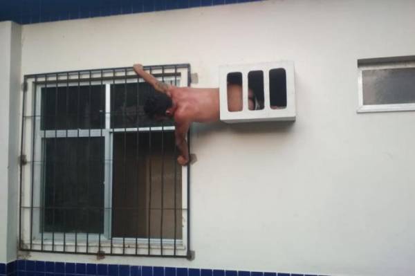 Homem fica preso em buraco do ar-condicionado ao tentar escapar de delegacia