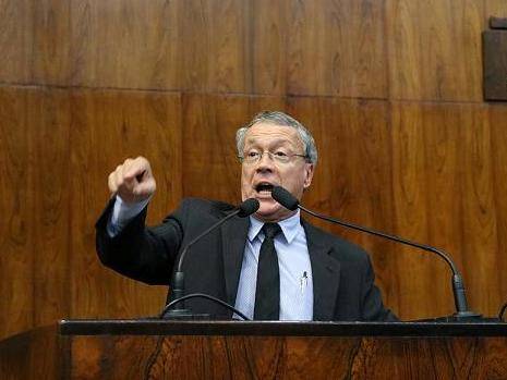 Pedro Pereira cobra parecer sobre projeto que acaba com aposentadorias dos ex-governadores