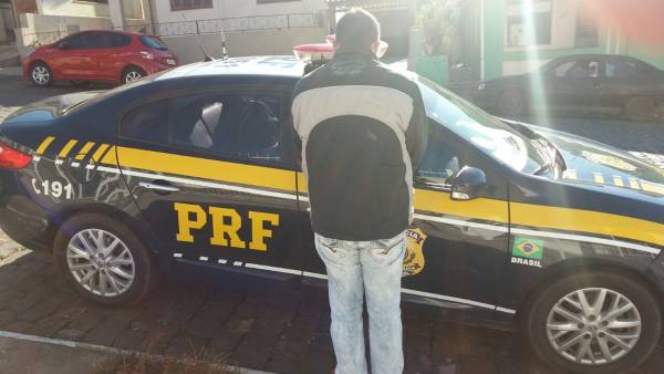 Foragido da Justiça é preso pela PRF durante abordagem a micro-ônibus em Santiago