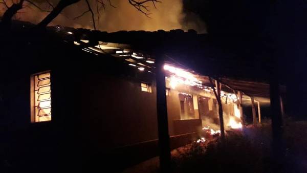 Escola desativada é destruída por incêndio no interior de Três de Maio