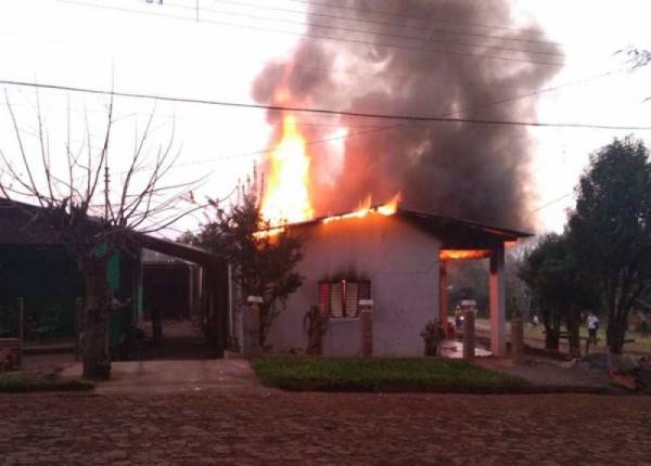 Em dia de fúria, táxi é destruído e casa incendiada em Ajuricaba