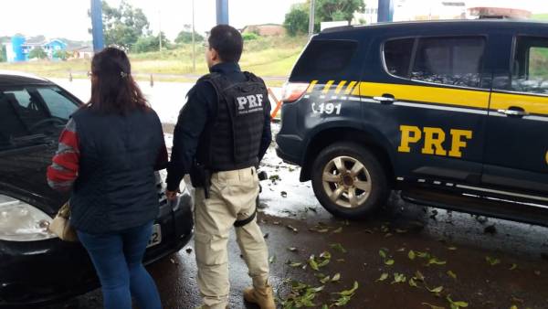 PRF prende mulher com mercadorias furtadas