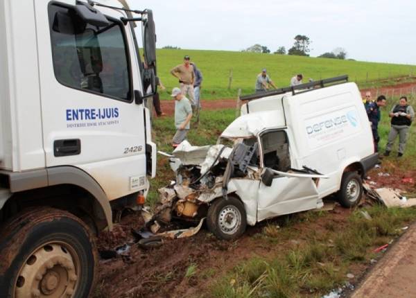 Colisão frontal deixa dois feridos em Campos Borges