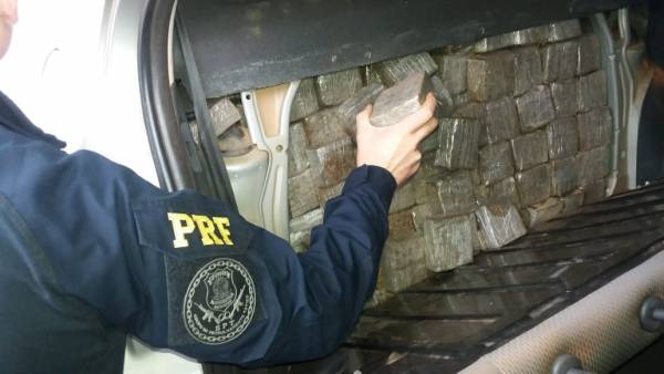PRF apreende 150 kg de maconha e recupera veículo furtado em Santa Maria