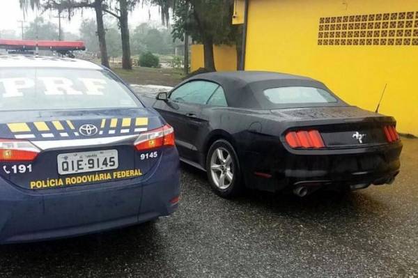 PRF apreende Mustang na BR-101 que viajou dos EUA a Santa Catarina 