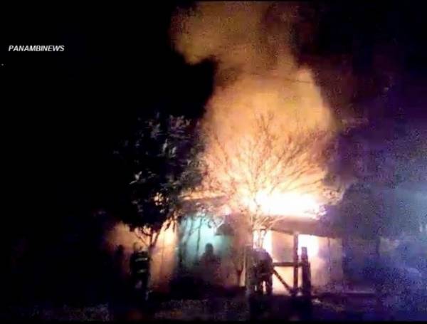 Casa é destruída por incêndio em Panambi