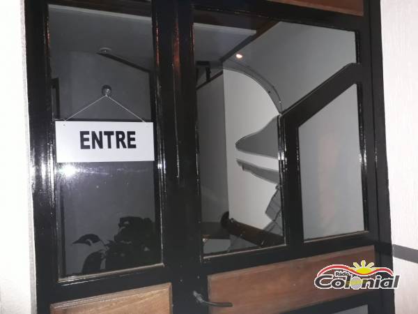 Vidro da porta de consultório odontológico é quebrado no Centro de Três de Maio