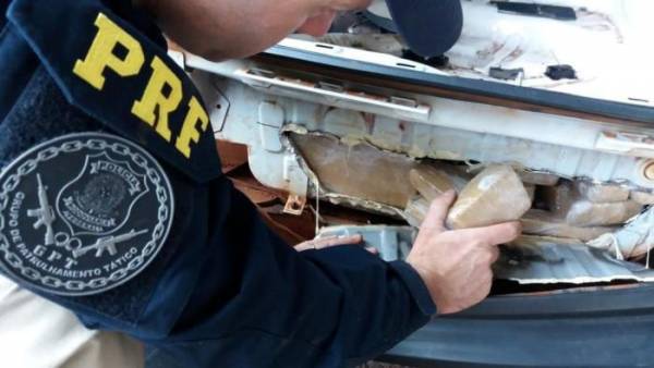 Casal paraguaio é preso com 100 quilos de maconha escondidos em carro roubado