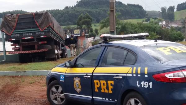 PRF e BM apreendem cerca de 75.000 pacotes de cigarro contrabandeados em Sarandi