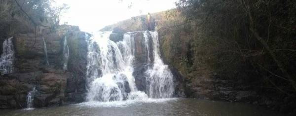 Adolescentes que estudavam juntos morrem afogados em cascata, em Santo Augusto