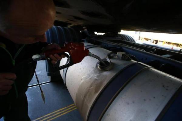 Preço do diesel cai R$ 0,40 após greve dos caminhoneiros, mas gasolina sobe R$ 0,18 no RS