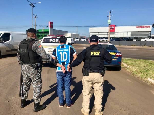 PRF e BM prendem torcedor com mandado de prisão em Passo Fundo