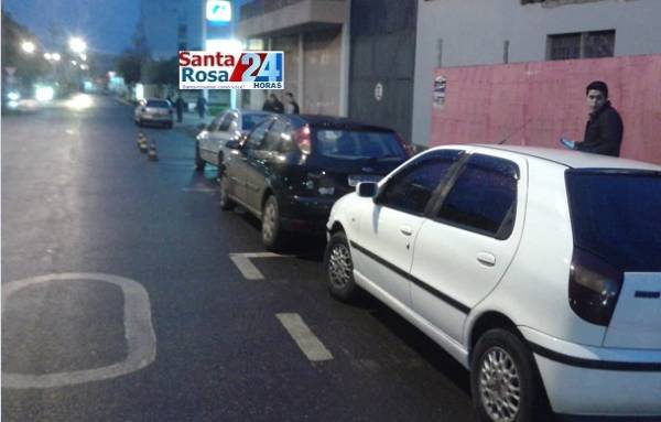 Motoristas formam filas para abastecer veículos com gasolina a R$ 2,50, em Santa Rosa