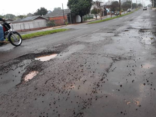 Motoristas reclamam de buracos na Avenida Santa Rosa 
