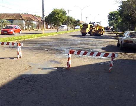 Iniciada a operação tapa buracos na Av. Santa Rosa