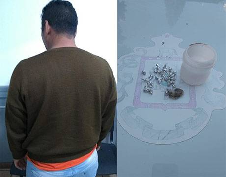 Homem é preso vendendo drogas e diz que traficantes presos obrigam ele a traficar