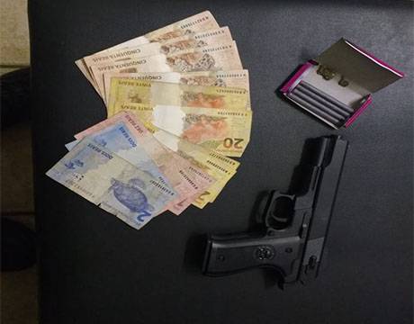 Homem é preso pela Brigada Militar após denúncia de disparos de arma de fogo, em Santa Rosa