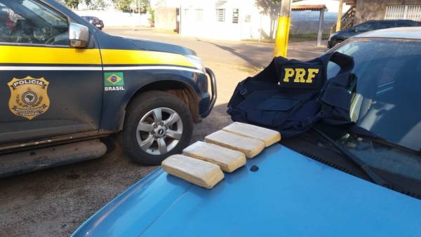 PRF apreende cerca de 2,4 quilos de maconha e prende traficante na BR 158 em Cruz Alta