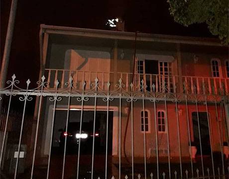 VÍDEO: Corpo de Bombeiros combate princípio de incêndio em residência, em Três de Maio