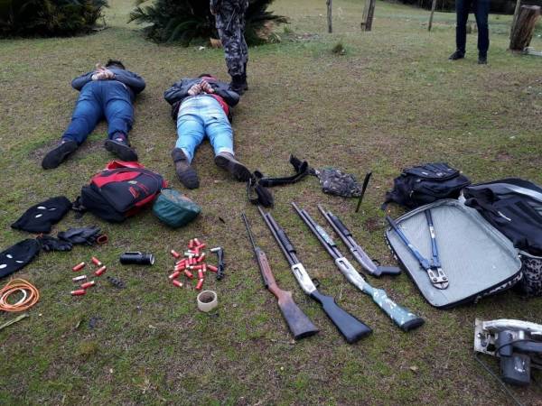 Polícia prende dois bandidos que atacaram agência bancária em Dilermando de Aguiar e segue na busca 
