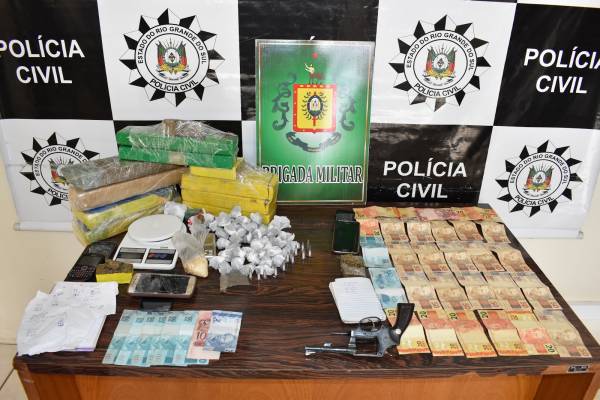 Polícia Civil e Brigada Militar apreendem grande quantidade de drogas em Santiago