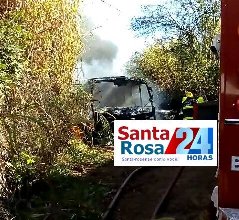 Ônibus escolar é consumido pelo fogo no interior de Santa Rosa